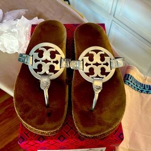 Tory Burch Miller Cloud Mirror Silver Metallic Leather/Cork Bottom  - size 7.5
